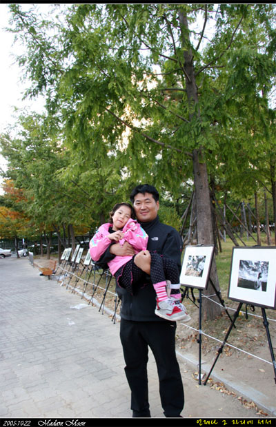 작가 김용주씨와 지은이 